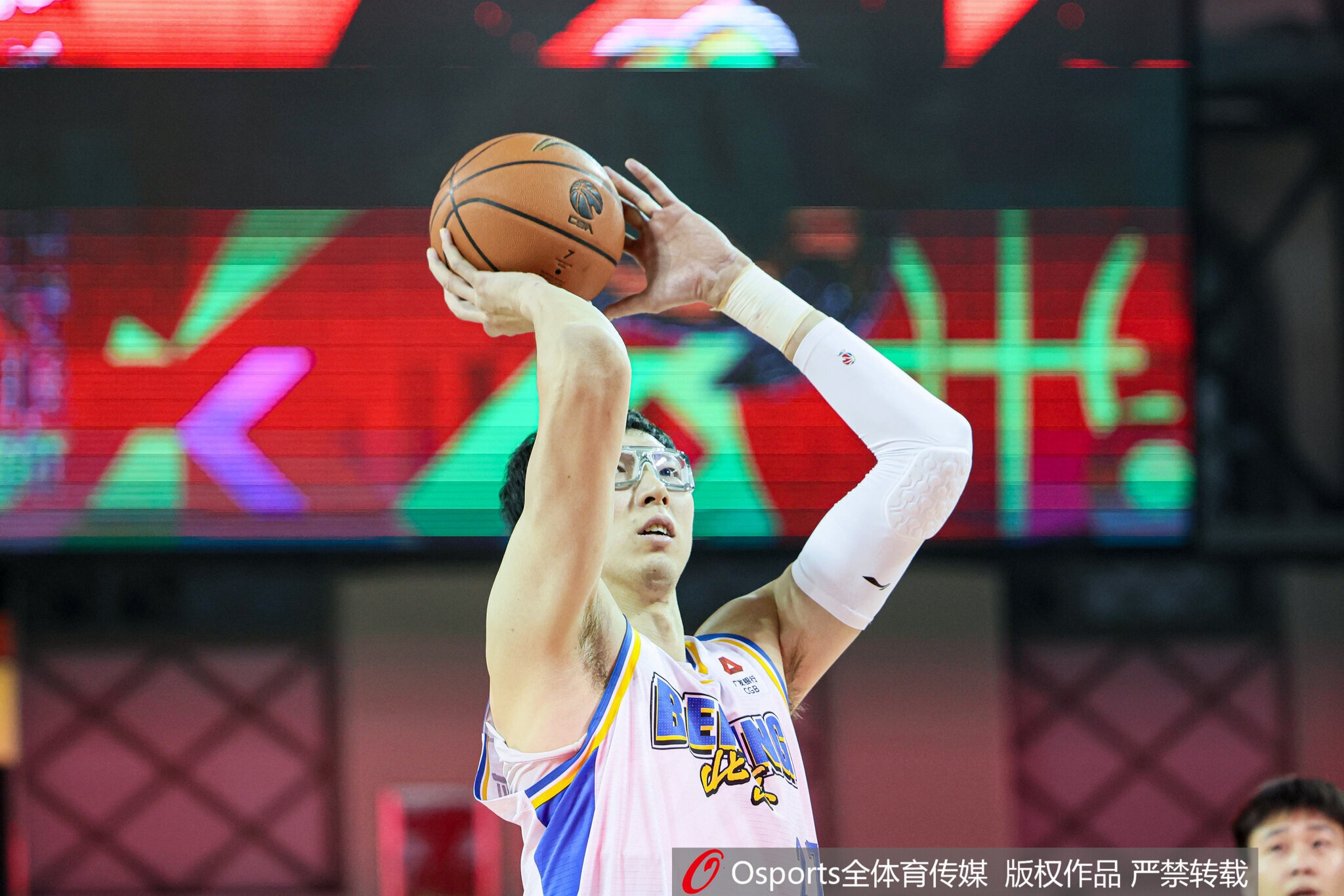 开云体育平台-罚球是老毛病！周琦半场不到12分钟拿6分4板2助1帽 罚球仅8中4